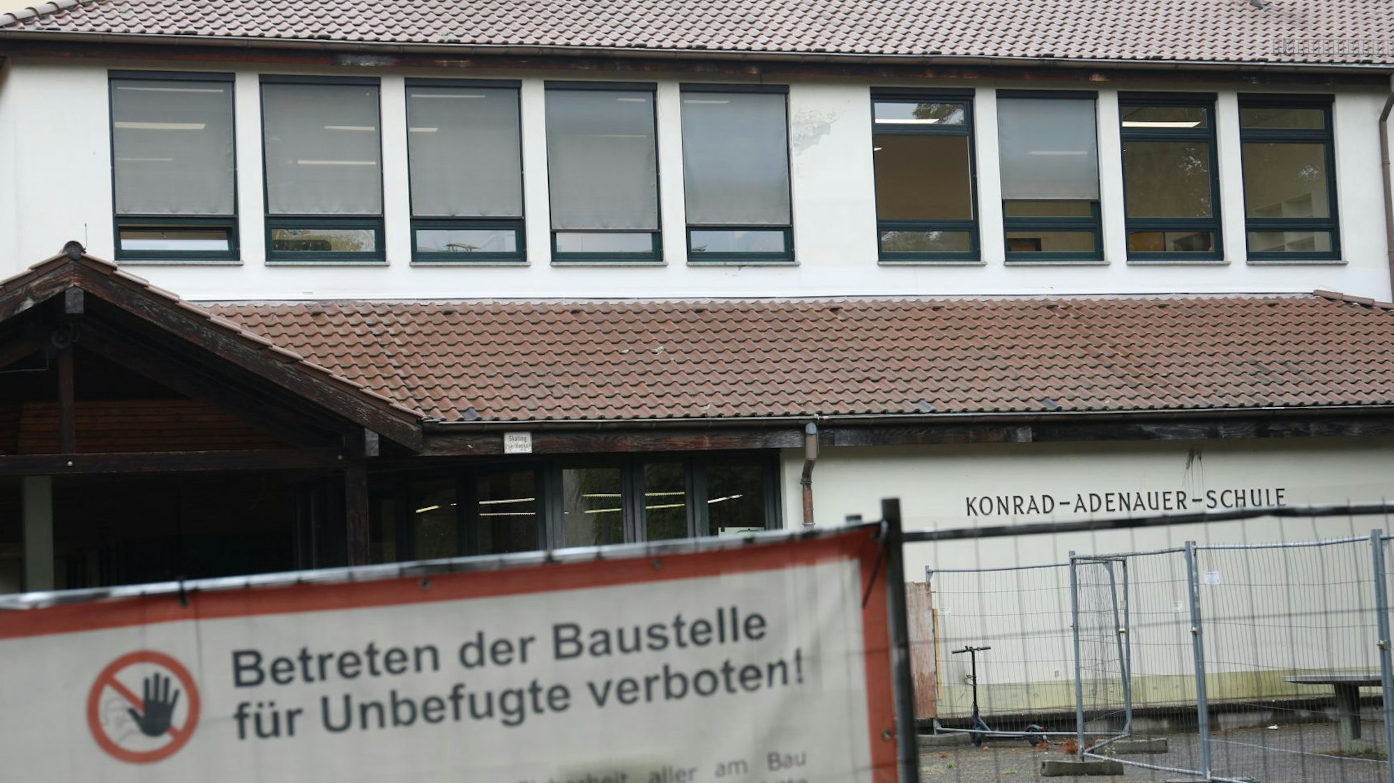 Ein Schild mit der Aufschrift Betreten der Baustelle für Unbefugte verboten.