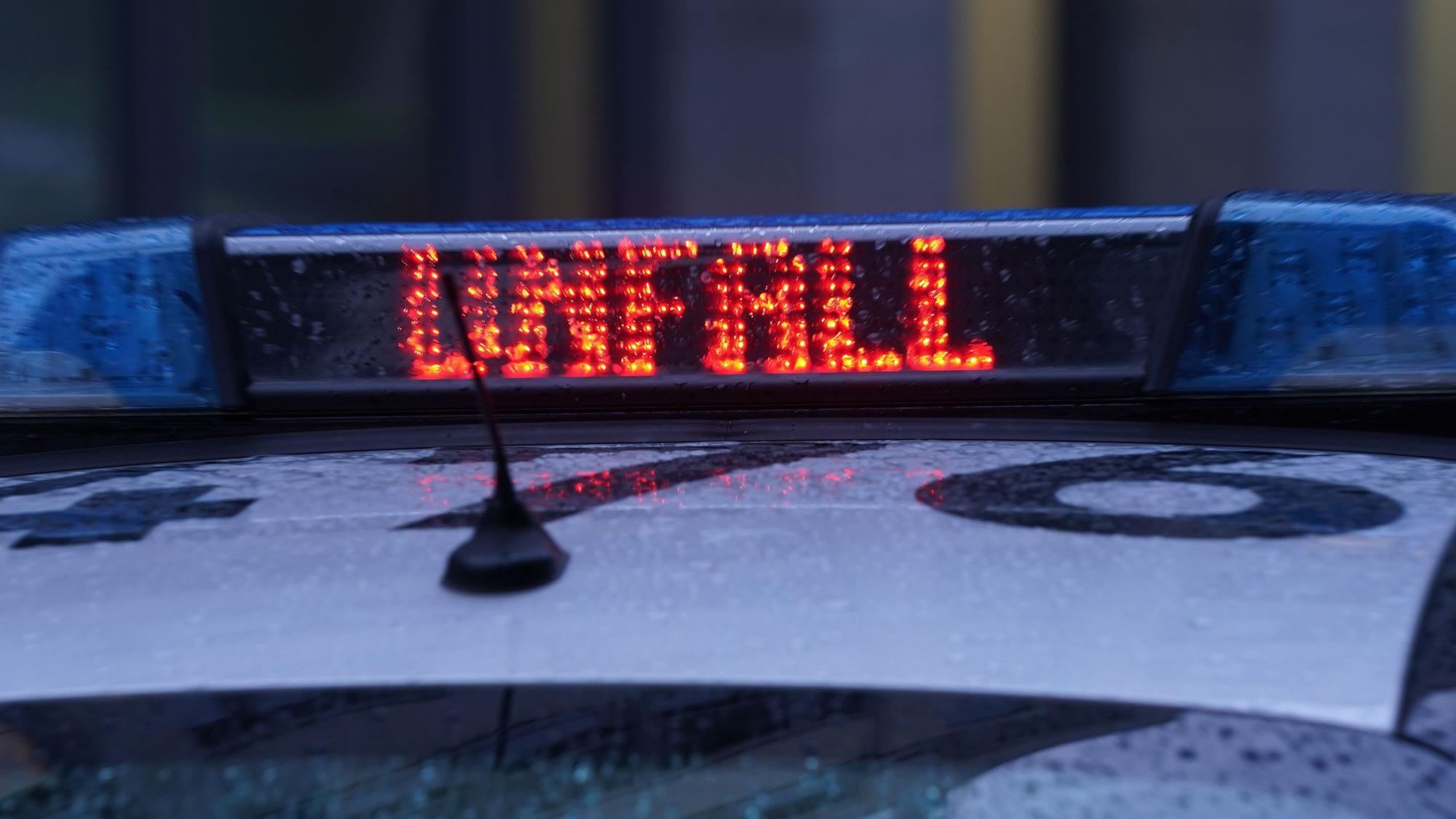 Der Schriftzug „Unfall“ ist neben dem Blaulicht auf dem Dach eines Polizeiautos zu lesen.