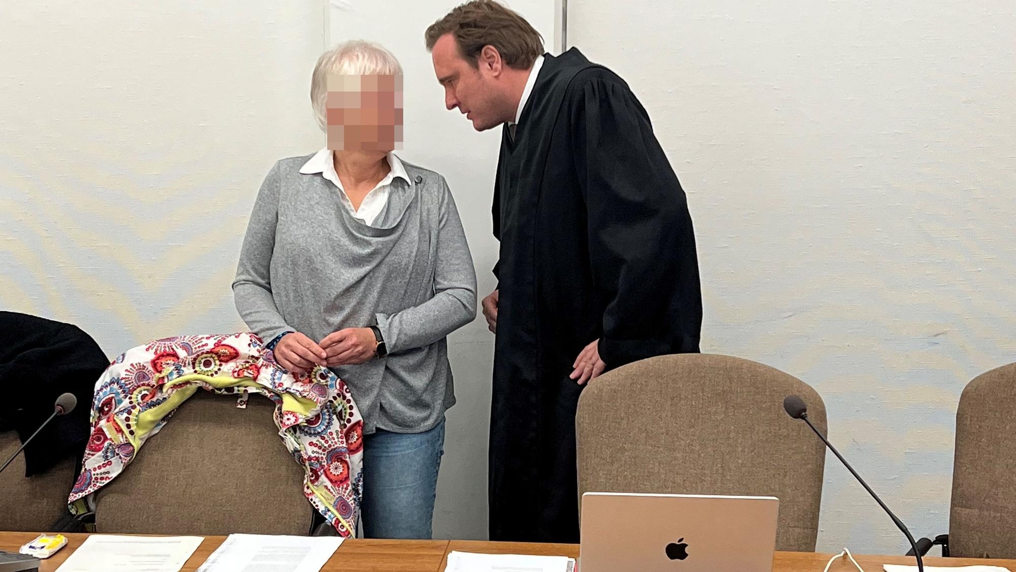 Die beschuldigte Krankenpflegerin und Schöffin mit ihrem Verteidiger Christoph Grabitz im Landgericht Köln