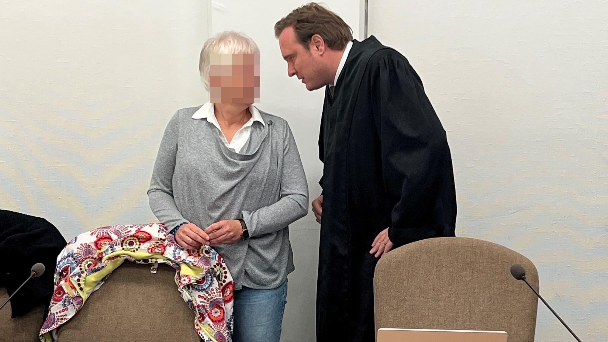 Die beschuldigte Krankenpflegerin und Schöffin mit ihrem Verteidiger Christoph Grabitz im Landgericht Köln