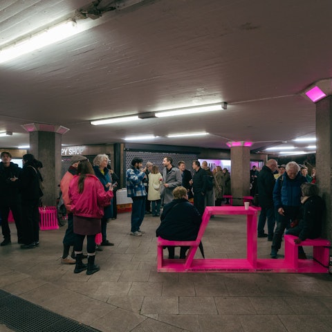 Menschen in der Ebertplatz-Passage bei der Vernissage von „Handle with Care“ vom Domid-Lab
