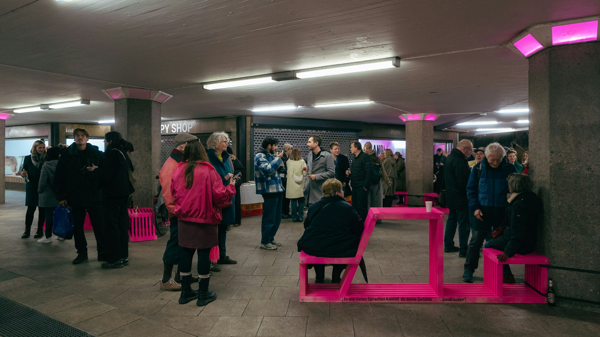 Menschen in der Ebertplatz-Passage bei der Vernissage von „Handle with Care“ vom Domid-Lab