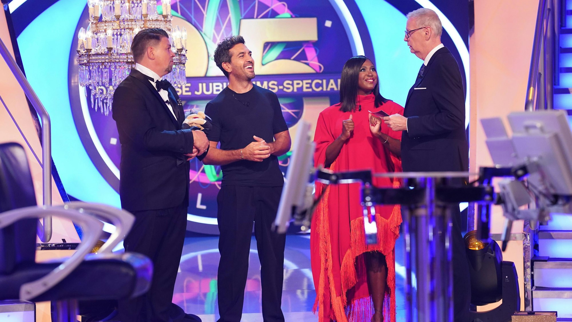 Tim Mälzer, Elyas M'Barek und Motsi Mabuse sprechen mit Günther Jauch.