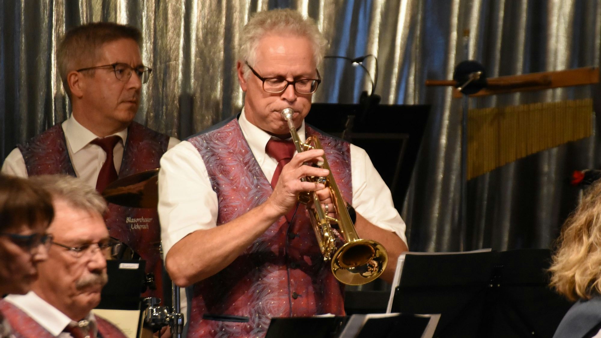 Ein Mann spielt Trompete.