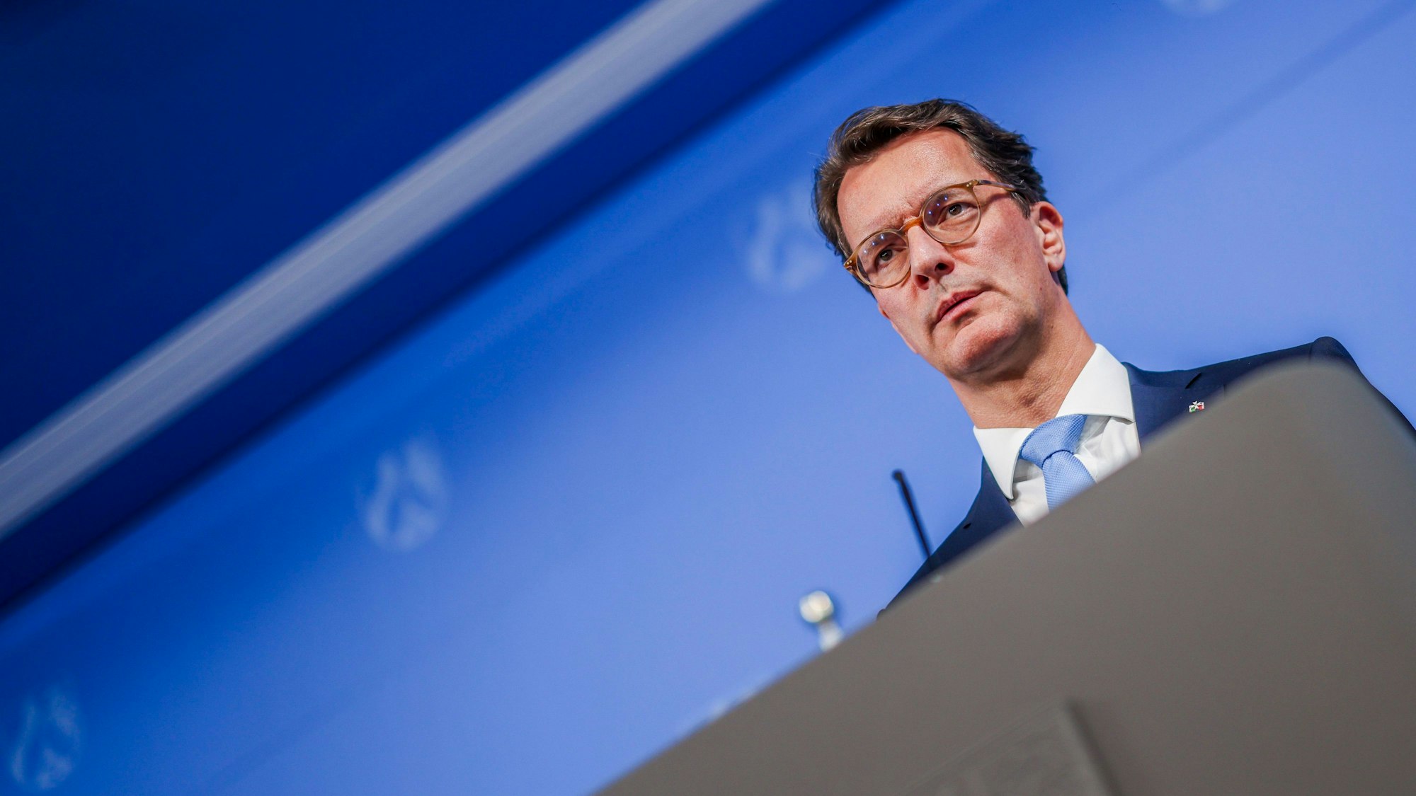 Hendrik Wüst (CDU), Ministerpräsident des Landes Nordrhein-Westfalen, bei der Kabinetts-PK zur Umsetzung des Maßnahmenpakets zu Sicherheit, Migration, Prävention.