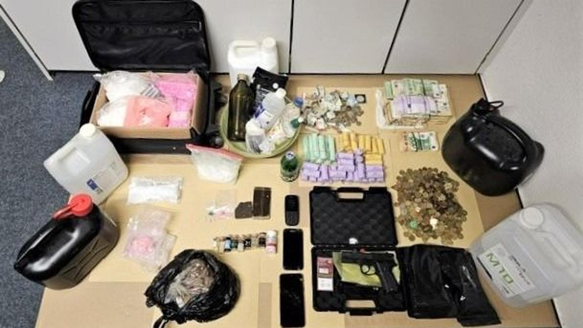 Das Foto zeigt die Drogen- und Bargeldfunde der Polizei.