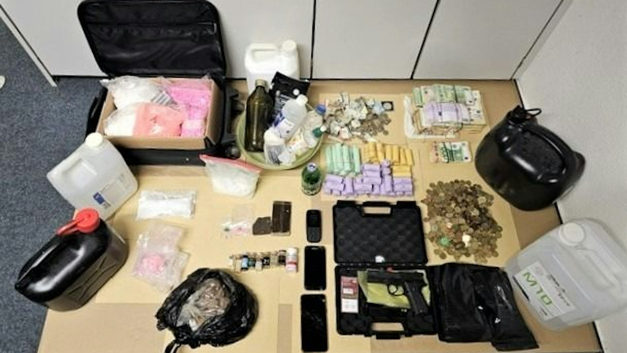 Das Foto zeigt die Drogen- und Bargeldfunde der Polizei.