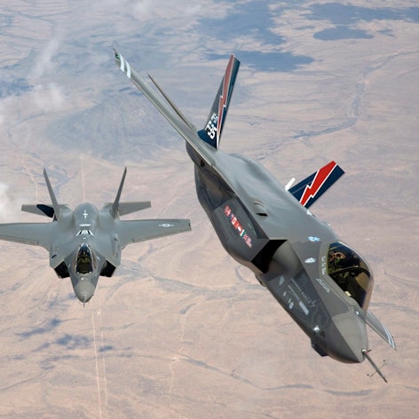 ARCHIV - 27.07.2010, USA, --: HANDOUT - Das undatierte Foto vom 27.07.2010 vom Rüstungshersteller Lockheed Martin zeigt zwei F35 Kampfflugzeuge des Herstellers bei einem Flug zur Edwards Air Force Base in den USA. Die Nato hat ihr jährliches Manöver zur Verteidigung des europäischen Bündnisgebiets mit Atomwaffen begonnen.