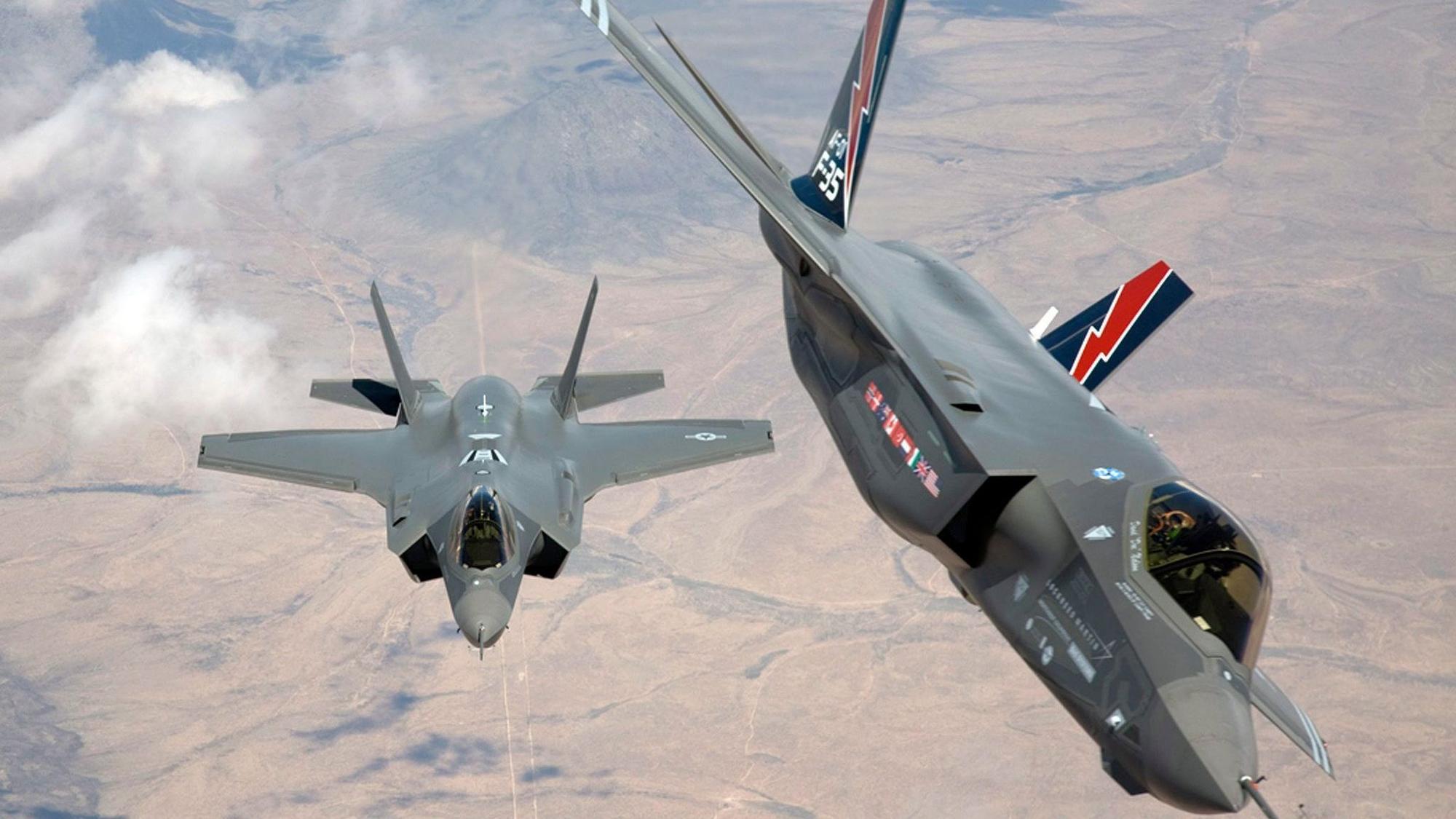 Das undatierte Foto vom 27.07.2010 vom Rüstungshersteller Lockheed Martin zeigt zwei F35 Kampfflugzeuge des Herstellers bei einem Flug zur Edwards Air Force Base in den USA.
