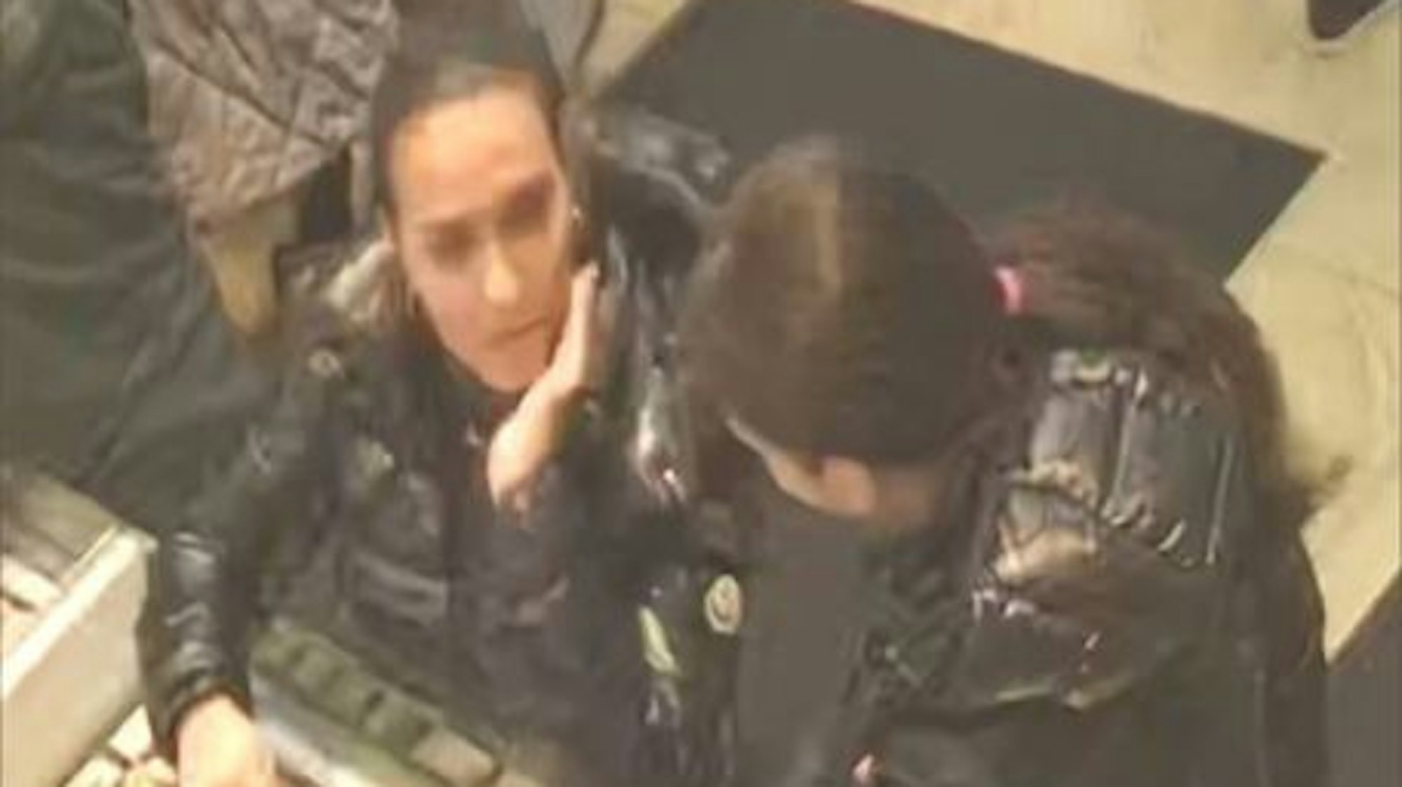 Zu sehen sind zwei Frauen, die in einen Betrug verwickelt sein soll.