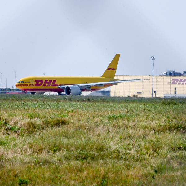 Ein DHL-Flugzeug fährt zur Startbahn auf dem Flughafen Leipzig / Halle.