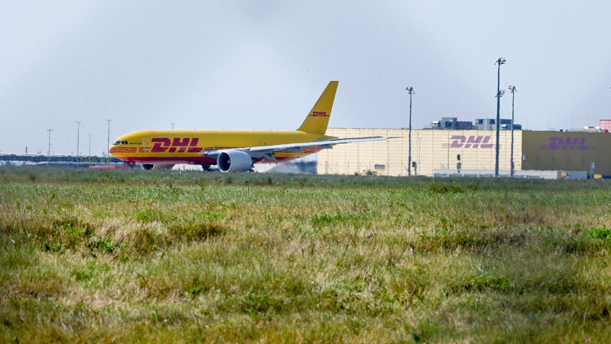 Ein DHL-Flugzeug fährt zur Startbahn auf dem Flughafen Leipzig / Halle.