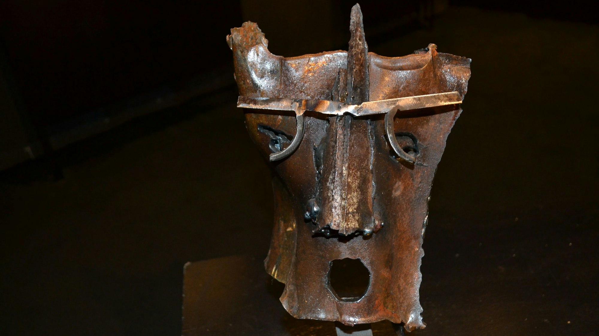 Ein abstrakt aus Metall gestalteter Kopf .