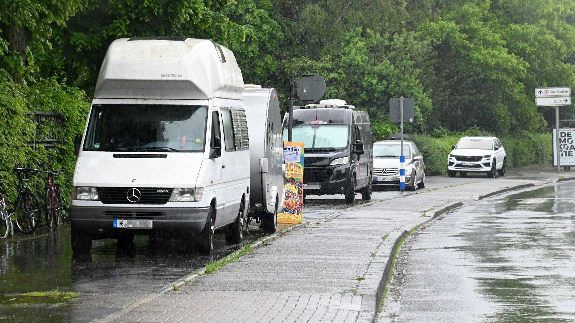06.05.2024 Köln. Wohnmobile und Wohnanhänger (Wohnwagen) parken am Straßenrand im öffentlichen Verkehrsraum. Bürger kritisieren, dass immer mehr Freizeitmobile den knappen Parkraum in Anspruch nehmen. Wohnmobile gelten als Pkw und dürfen ohne Zeitbegrenzung am Straßenrand parken, Wohnwagen maximal zwei Wochen auf einem Parkplatz stehen. Die Aufnahmen enstanden aud der Gleueler Straße. Foto: Alexander Schwaiger