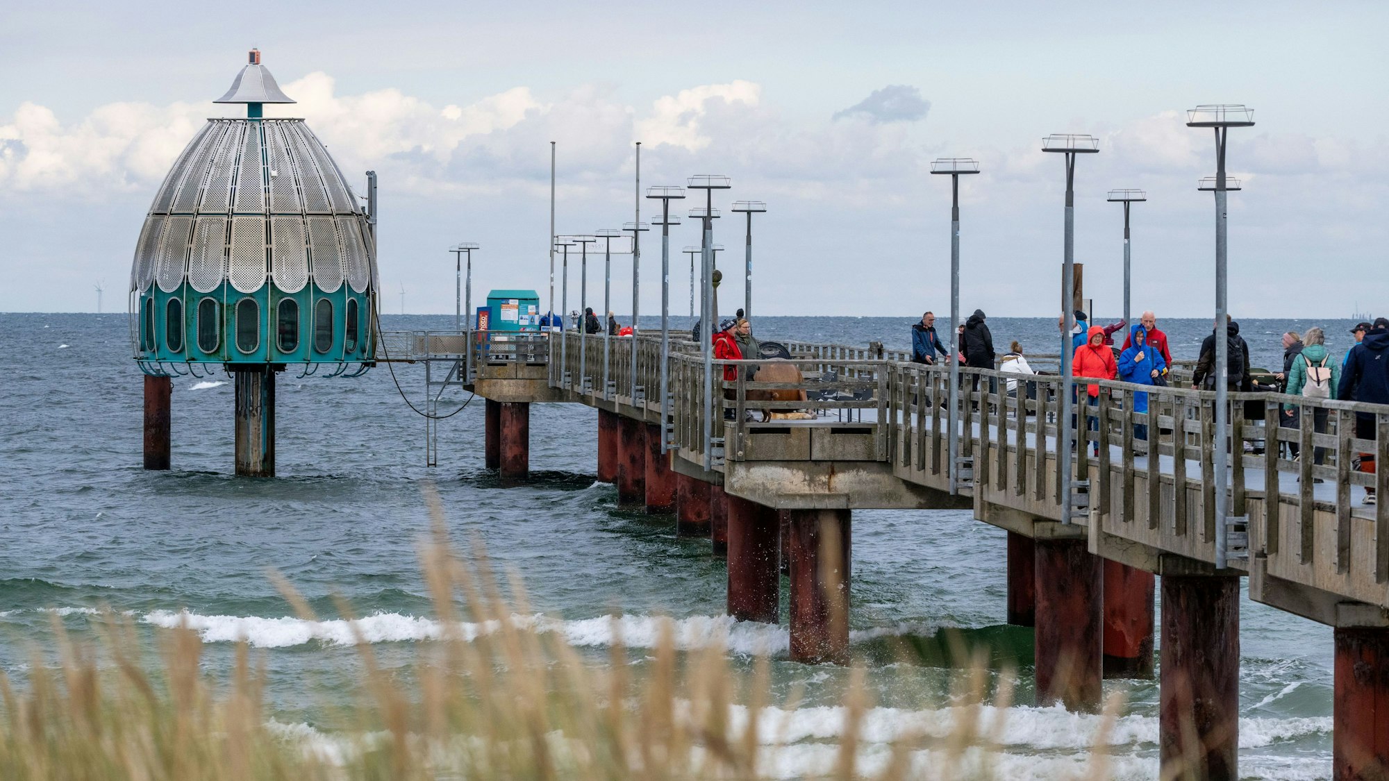 Menschen auf einem Pier an der Ostsee in Mecklenburg-Vorpommern.