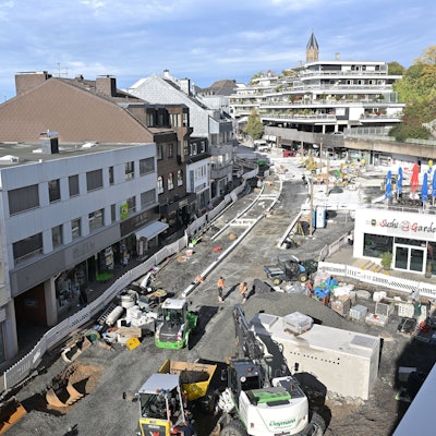 Die Baustelle mit Baggern und Baumaterial von oben fotografiert.