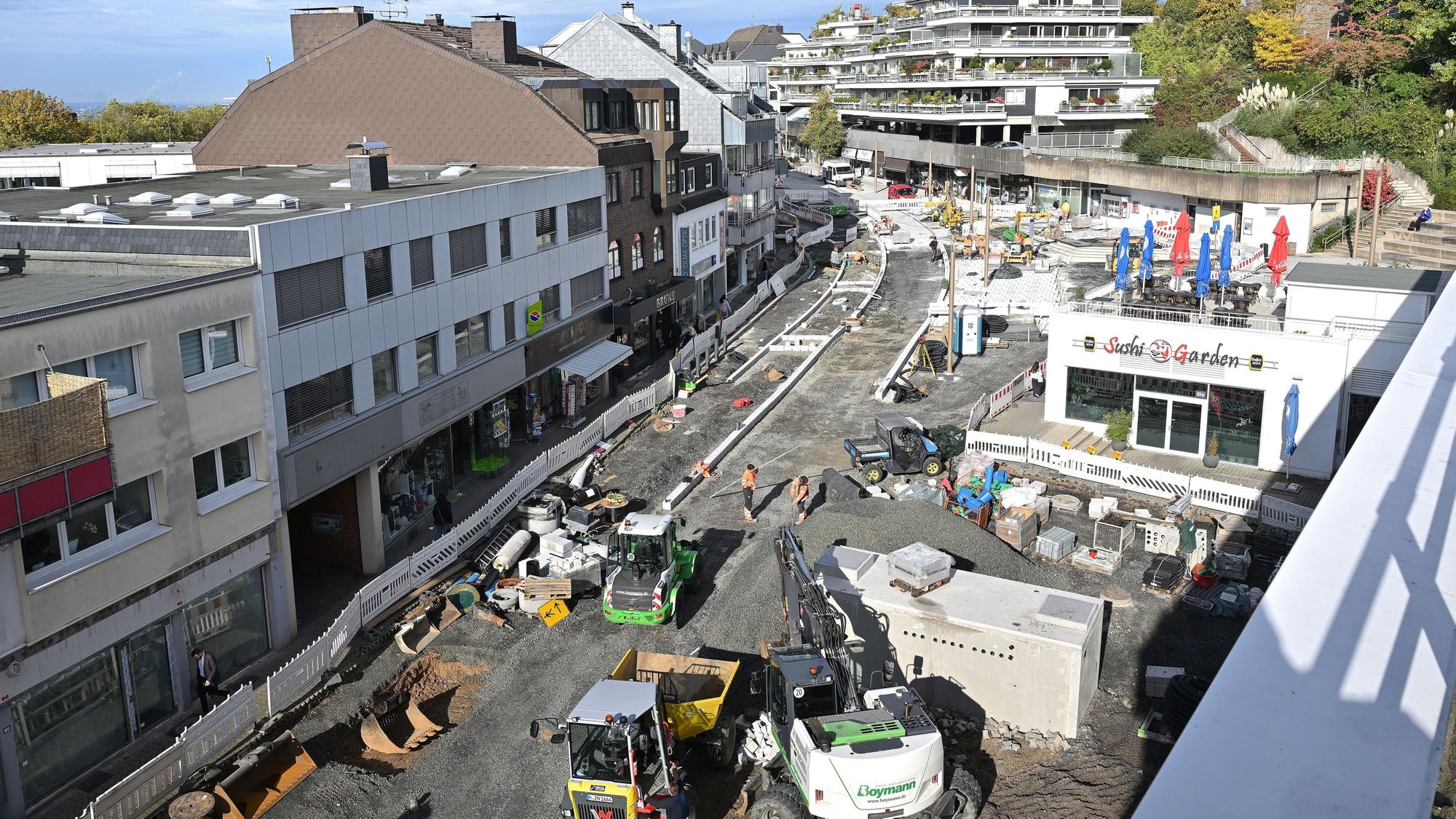 Die Baustelle mit Baggern und Baumaterial von oben fotografiert.