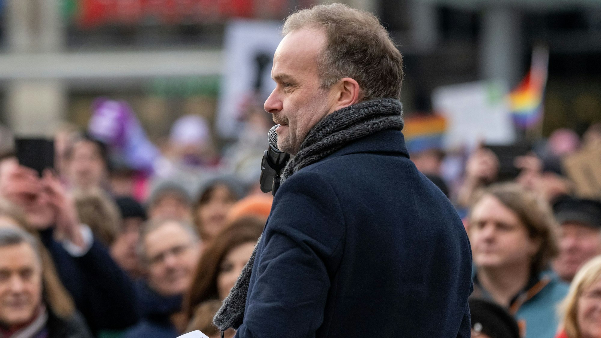 Silvio Witt (parteilos), Oberbürgermeister von Neubrandenburg, spricht auf dem Markt auf einer Kundgebung gegen Rechtsextremismus. Im Hintergrund Regenbogenfahnen. (Archivbild)