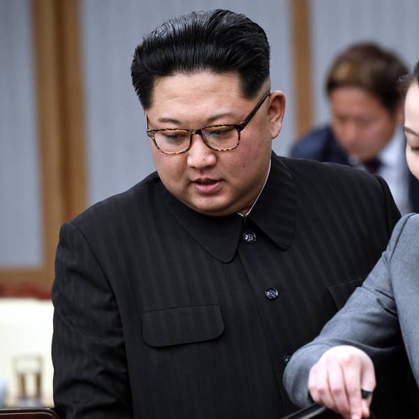 Kim Jong Un, Machthaber von Nordkorea, zusammen mit seiner Schwester Kim Yo Jong. (Archivbild)