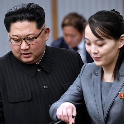Kim Jong Un, Machthaber von Nordkorea, zusammen mit seiner Schwester Kim Yo Jong. (Archivbild)