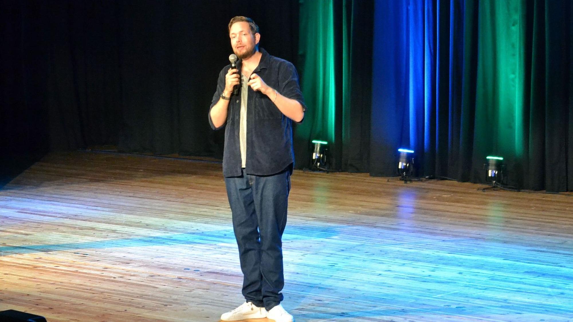 Comedian Bastian Bielendorfer steht allein auf der Bühne.