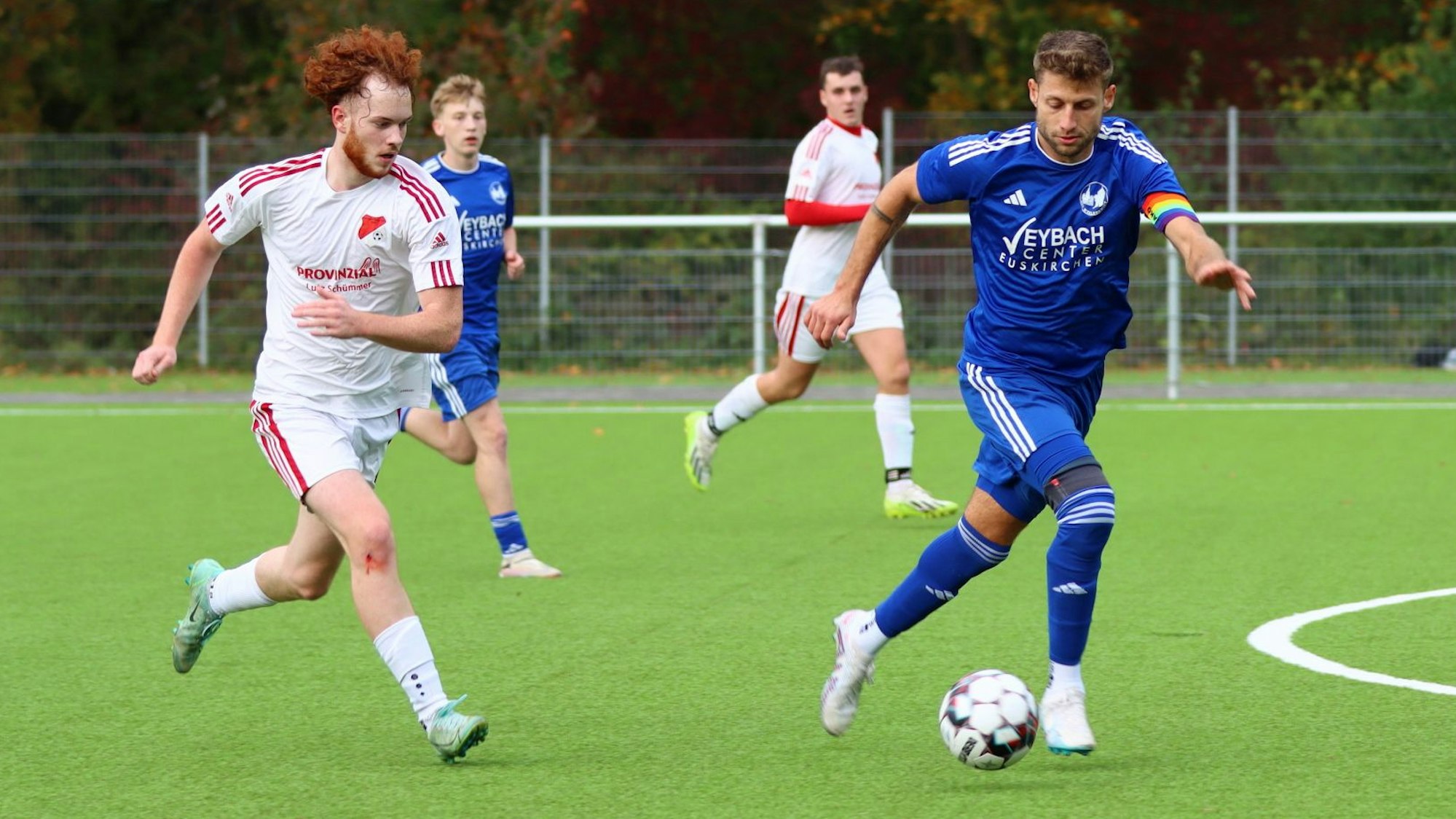 Das Bild zeigt den Weilerswister Kapitän, der von einem Schönauer Gegenspieler verfolgt wird.