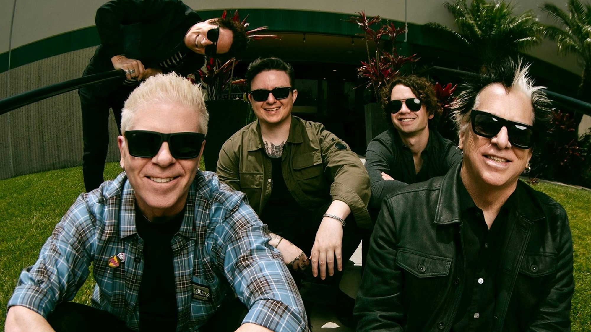 Das Bild zeigt die fünf Mitglieder der Band The Offspring