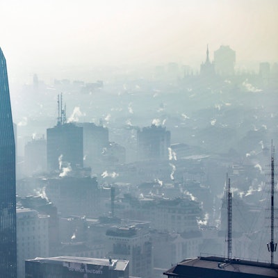 ARCHIV - 08.01.2020, Italien, Mailand: Dunst, Smog und der Rauch aus Schornsteinen hängt über der Innenstadt von Mailand.