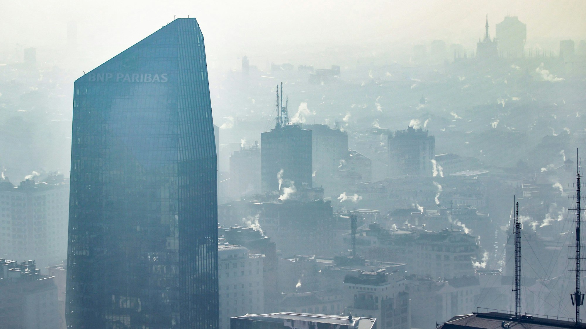 ARCHIV - 08.01.2020, Italien, Mailand: Dunst, Smog und der Rauch aus Schornsteinen hängt über der Innenstadt von Mailand.