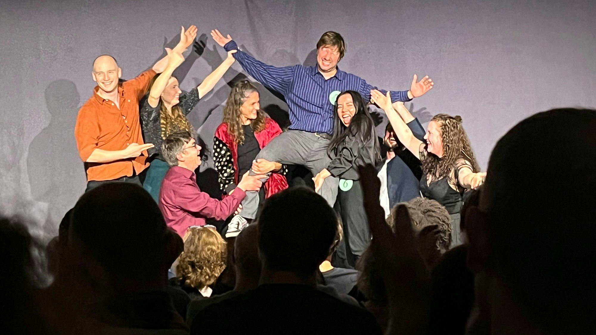 „Maestro“-Gewinner Sebastian Barnstorf wird von seinen Mitstreitern gefeiert.