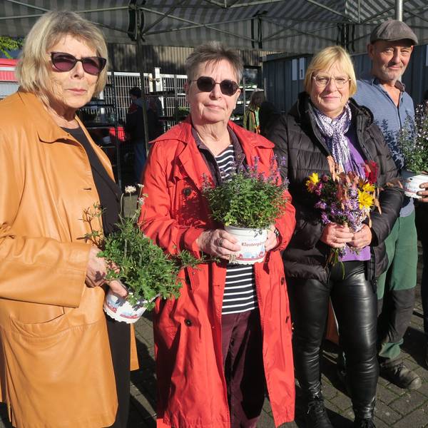 Ende nach 18 Jahren: Barbara Deppner, Cornelia Schmerbach (beide vom EVA-Vorstand), Katja Mildenberger, Martin Höke und Susanna Geßner (v.l.) bei der vorerst letzten Verschenk-Aktion. Foto: Hermans