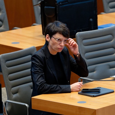 Josefine Paul (Grüne), Ministerin für Kinder, Jugend, Familie, Gleichstellung, Flucht und Integration des Landes Nordrhein-Westfalen, steht nach dem Anschlag von Solingen unter Druck.