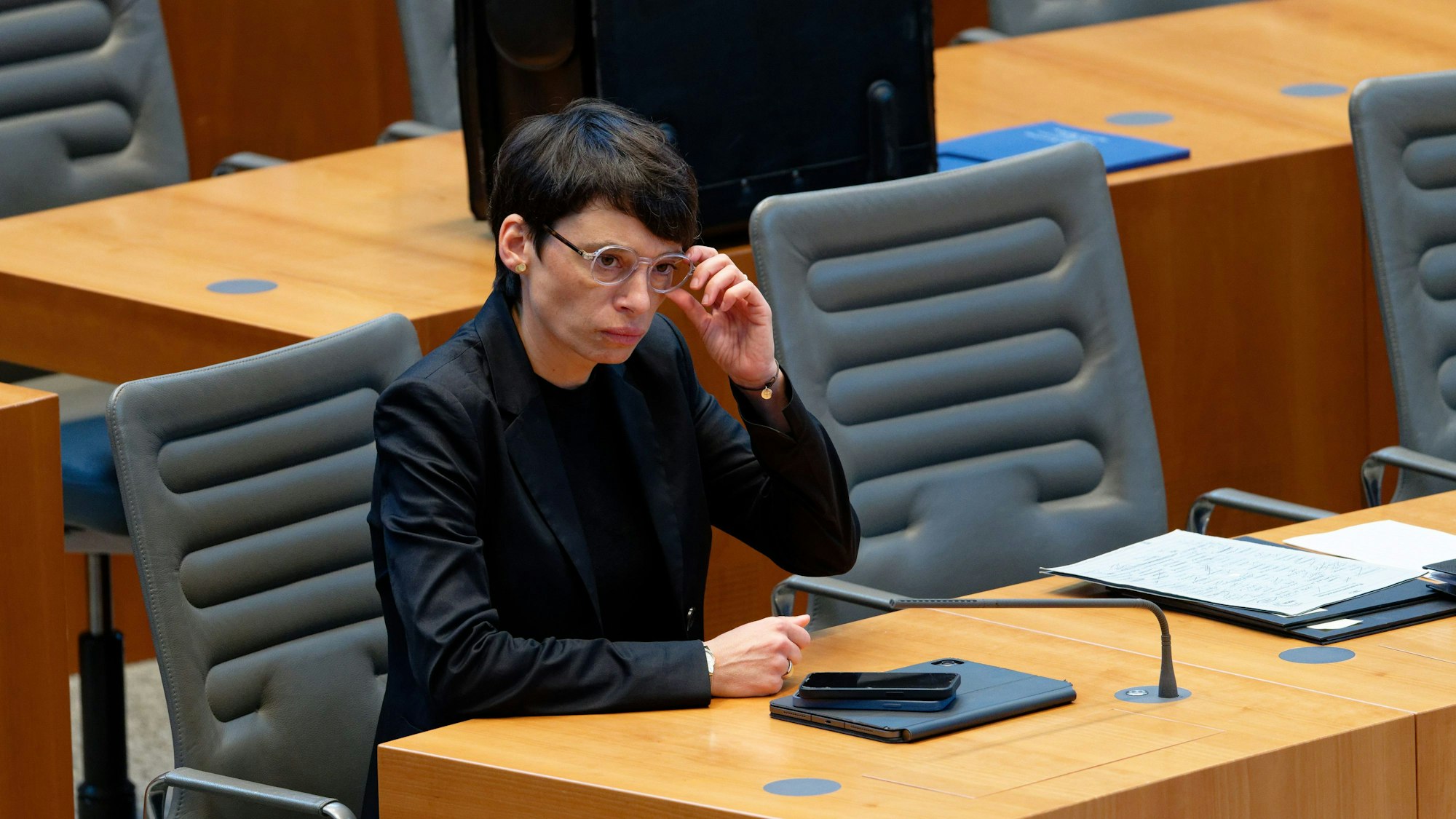 Josefine Paul (Grüne), Ministerin für Kinder, Jugend, Familie, Gleichstellung, Flucht und Integration des Landes Nordrhein-Westfalen, sitzt bei einer Plenarsitzung im Landtag von Nordrhein-Westfalen auf ihrem Platz.