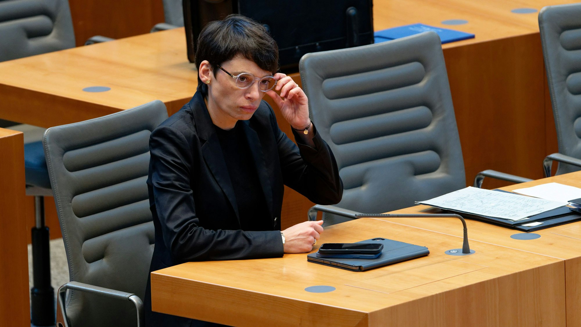 Düsseldorf: Josefine Paul (Grüne), Ministerin für Kinder, Jugend, Familie, Gleichstellung, Flucht und Integration des Landes Nordrhein-Westfalen, sitzt bei einer Plenarsitzung im Landtag von Nordrhein-Westfalen auf ihrem Platz.