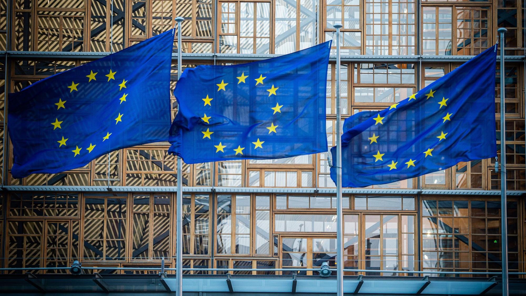 25.06.2019, Belgien, Brüssel: Flaggen der Europäischen Union wehen im Wind vor dem Europa-Gebäude.