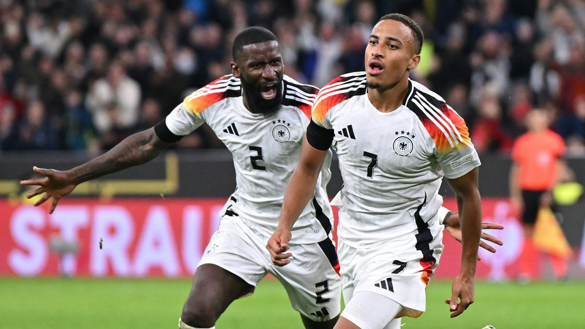 Deutschlands Jamie Leweling (r) bejubelt sein Tor zum 1:0 mit Antonio Rüdiger.