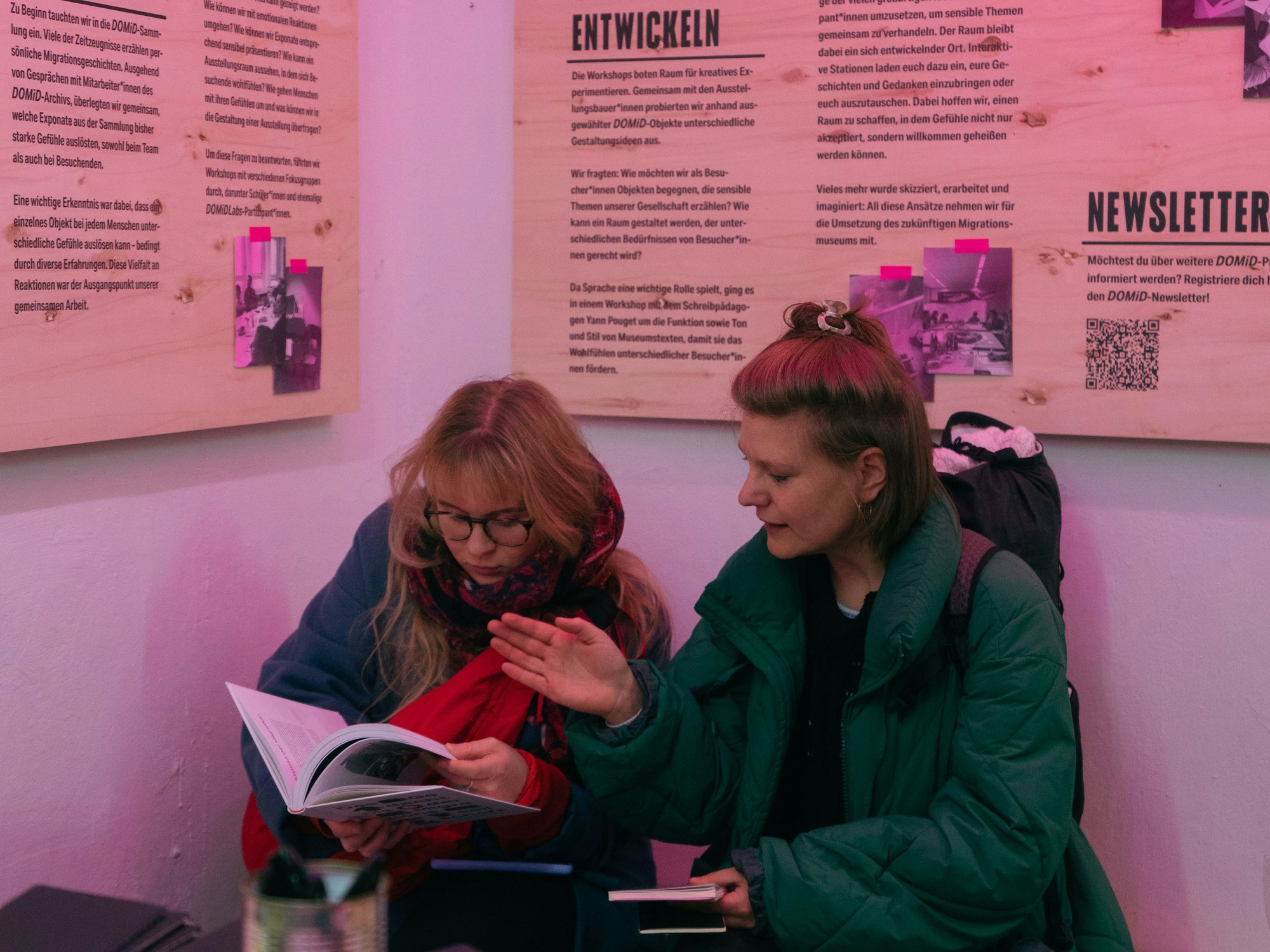 Besucherinnen des Domid-Labs am Ebertplatz