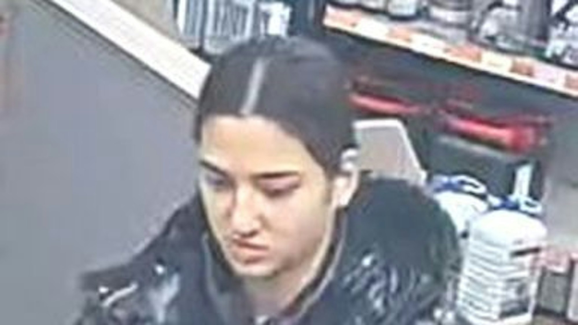 Zu sehen ist eine Frau, die in einen Betrug verwickelt sein soll.