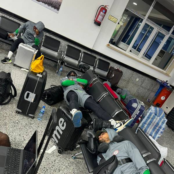 Die nigerianische Nationalmannschaft am Abraq Airport in Al-Baida.