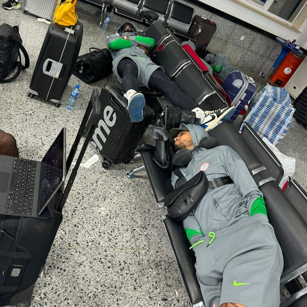 Die nigerianische Nationalmannschaft am Abraq Airport in Al-Baida.