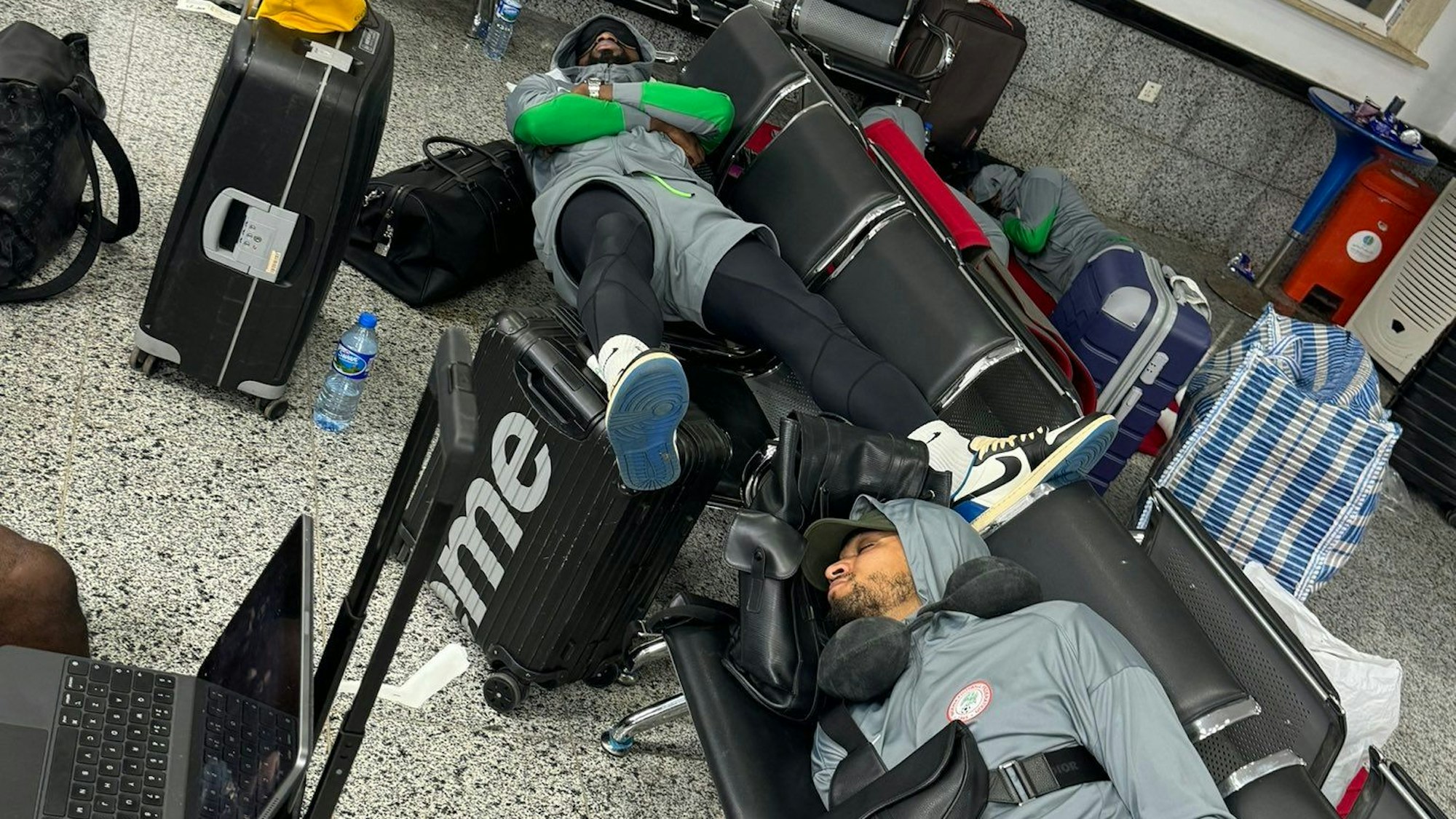 Die nigerianische Nationalmannschaft am Abraq Airport in Al-Baida.