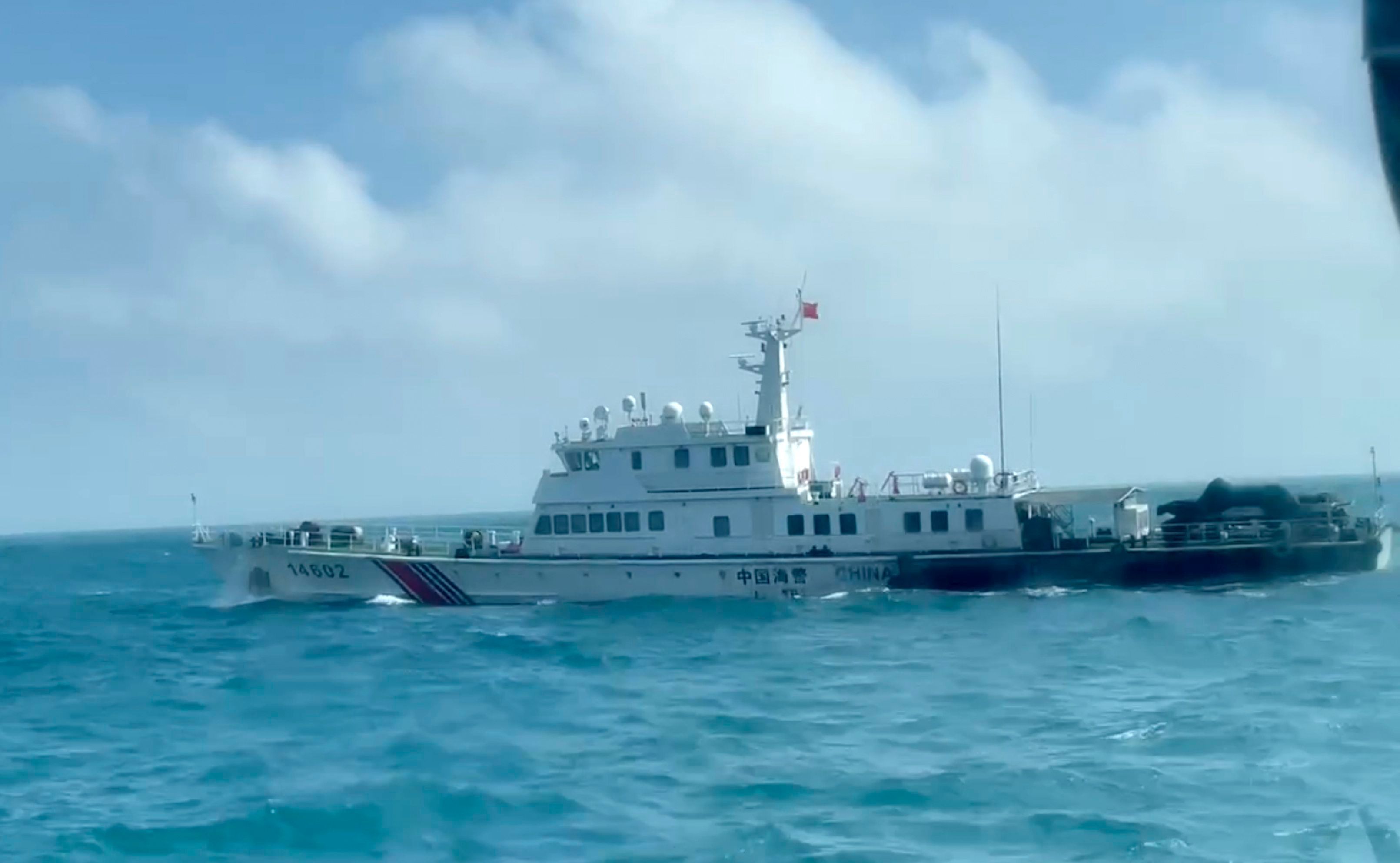 HANDOUT - 14.10.2024, Taiwan, Matsu: In diesem Bildschirmfoto aus einem von der taiwanischen Küstenwache veröffentlichten Video sieht man ein Boot der chinesischen Küstenwache von einem Boot der taiwanischen Küstenwache aus, wie es an der Küste der Matsu-Inseln in Taiwan vorbeifährt.