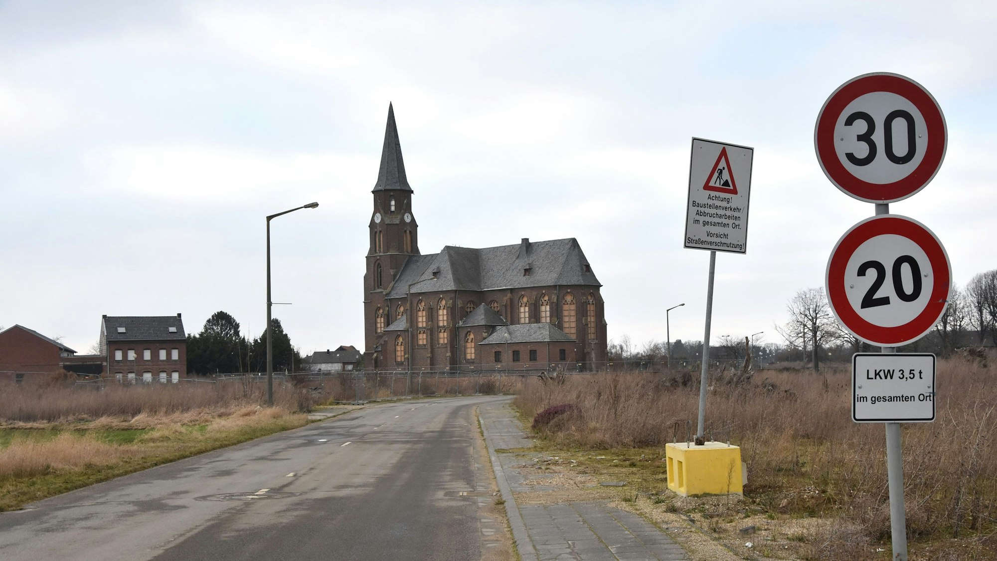 Das Foto zeigt die Kirche in Manheim-Alt