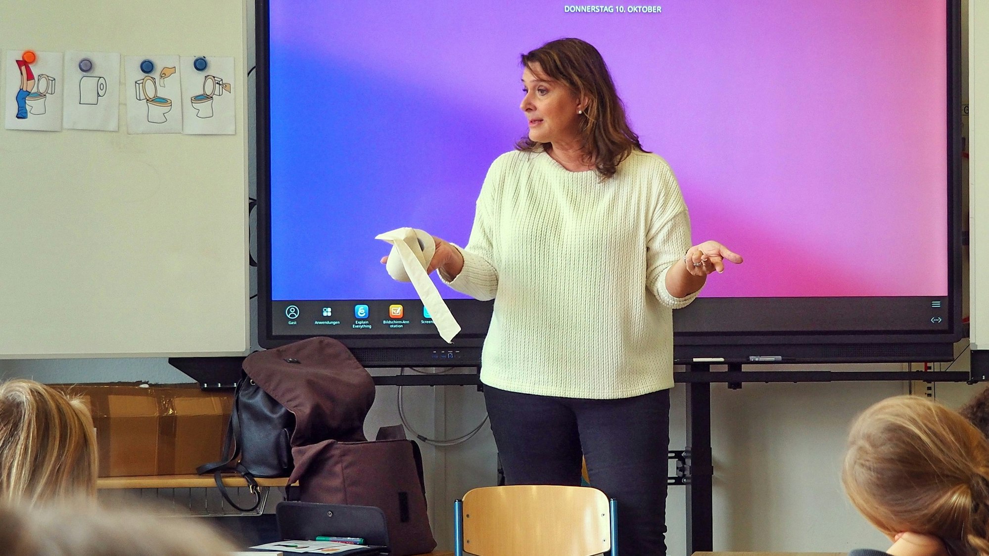 Reinigungsberaterin Angela Duzynski erklärt den Kindern, wie man richtig auf Toilette geht.