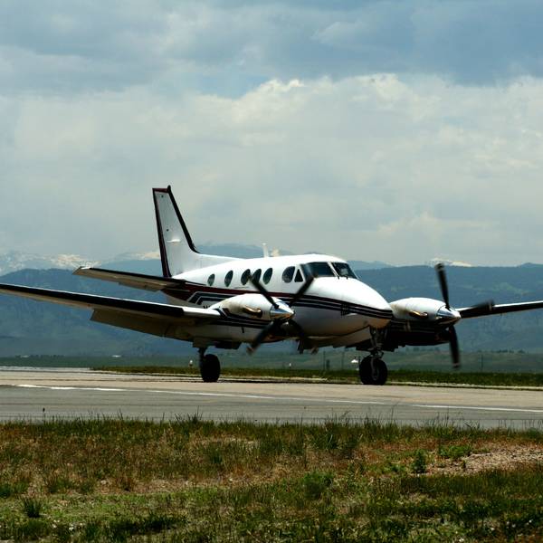 Eine Beechcraft King Air 90 steht auf einer Landepiste.