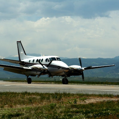 Eine Beechcraft King Air 90 steht auf einer Landepiste.
