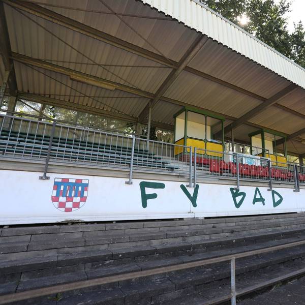 Eine überdachte Tribüne mit der Aufschrift FV Bad Honnef.