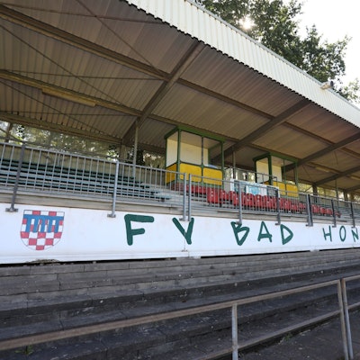 Eine überdachte Tribüne mit der Aufschrift FV Bad Honnef.