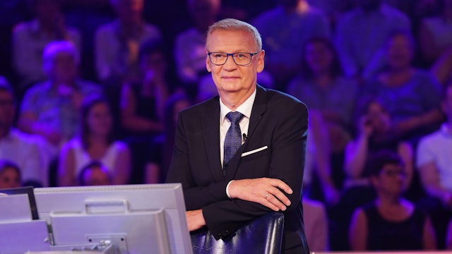 Moderator Günther Jauch sitzt im Studio.