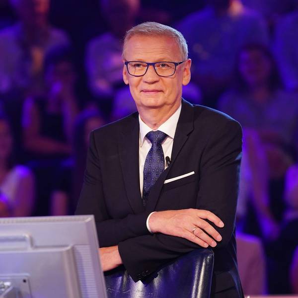 Moderator Günther Jauch sitzt im Studio.